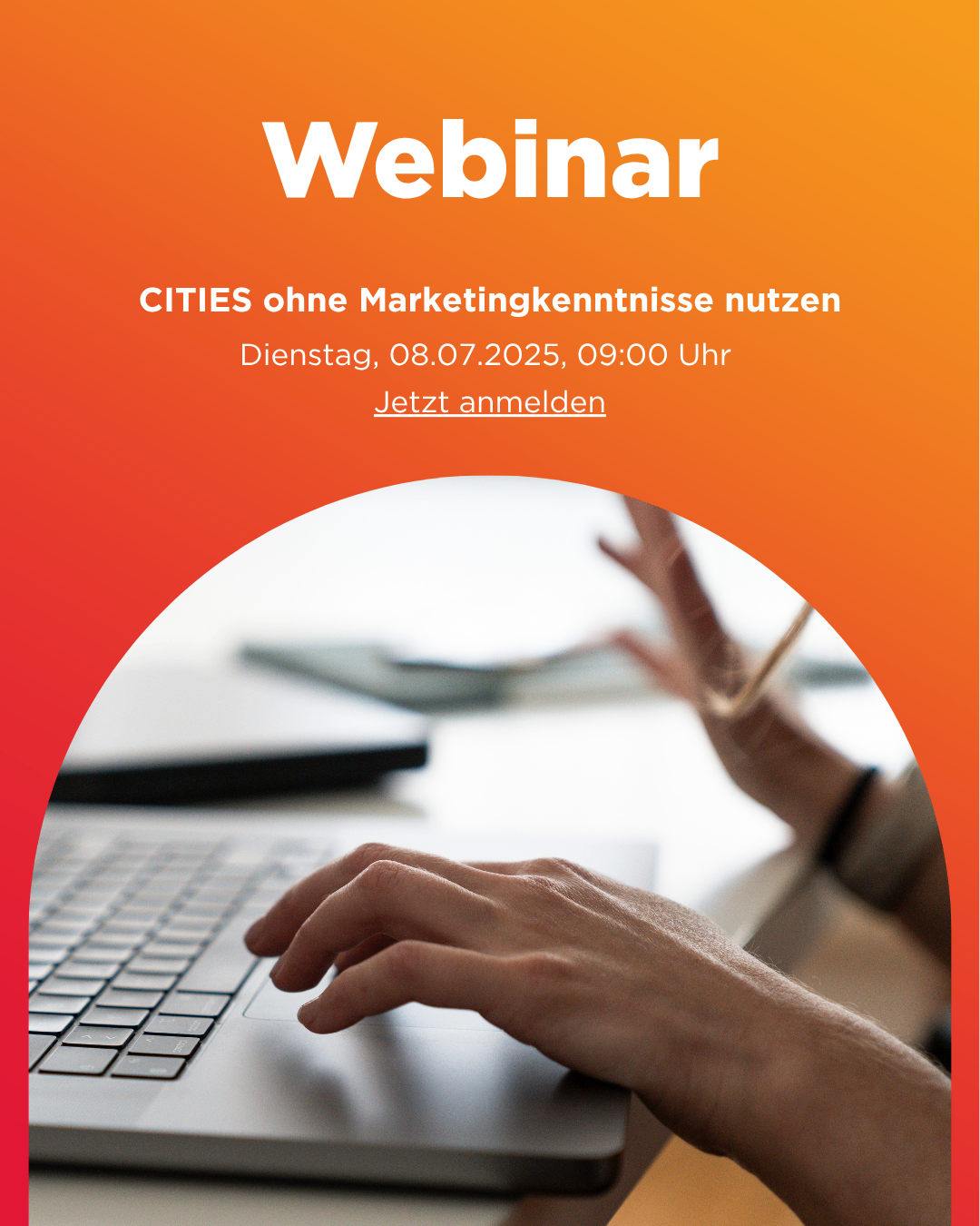 Webinar-Poster mit einer Hand, die auf einer Laptop-Tastatur tippt. Es steht 'Städte ohne Marketingkenntnisse profitieren' und das Datum und die Uhrzeit des Webinars ist Dienstag, 8. Juli 2025, um 09:00 Uhr.