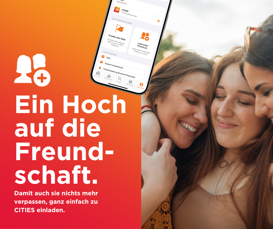 Eine Werbung für eine soziale App zeigt zwei lächelnde Frauen, die sich umarmen. Der Text lautet 'Ein Hoch auf die Freundschaft'. Der Bildschirm eines Telefons zeigt die App-Oberfläche mit Optionen wie 'Städte', 'Plattformaktionen' und 'Freunde hinzufügen'. Der Hintergrund ist orange.