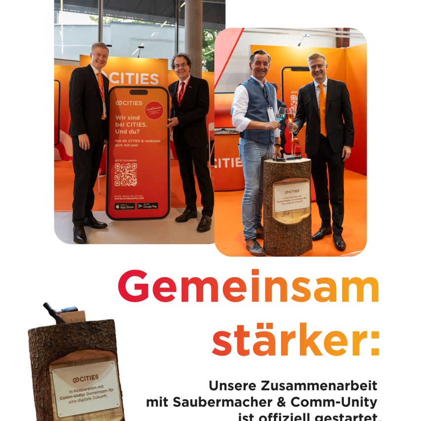 Vier Männer in formeller Kleidung, die einen Weinglas halten, stehen vor einem roten Stand mit dem Text Cities. Der Text auf dem Stand lautet: 'Gemeinsam stärker: Unsere Zusammenarbeit mit Saubermacher & Comm-Unity hat offiziell begonnen.'
