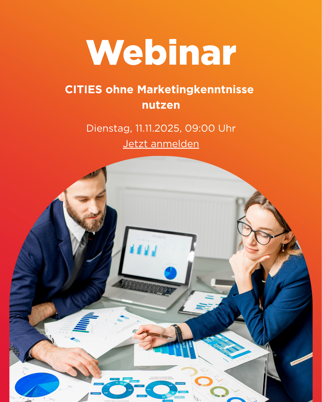 Webinar-Poster mit zwei Fachleuten, die an einem Schreibtisch diskutieren. Sie haben einen Laptop, Papiere und eine Grafik auf dem Tisch. Der Postertext lautet 'Webinar' und 'CITIES ohne Marketingkenntnisse nutzen'. Das Datum ist Dienstag, 11. November 2025, um 9:00 Uhr. Es lädt die Zuschauer ein, sich jetzt anzumelden.