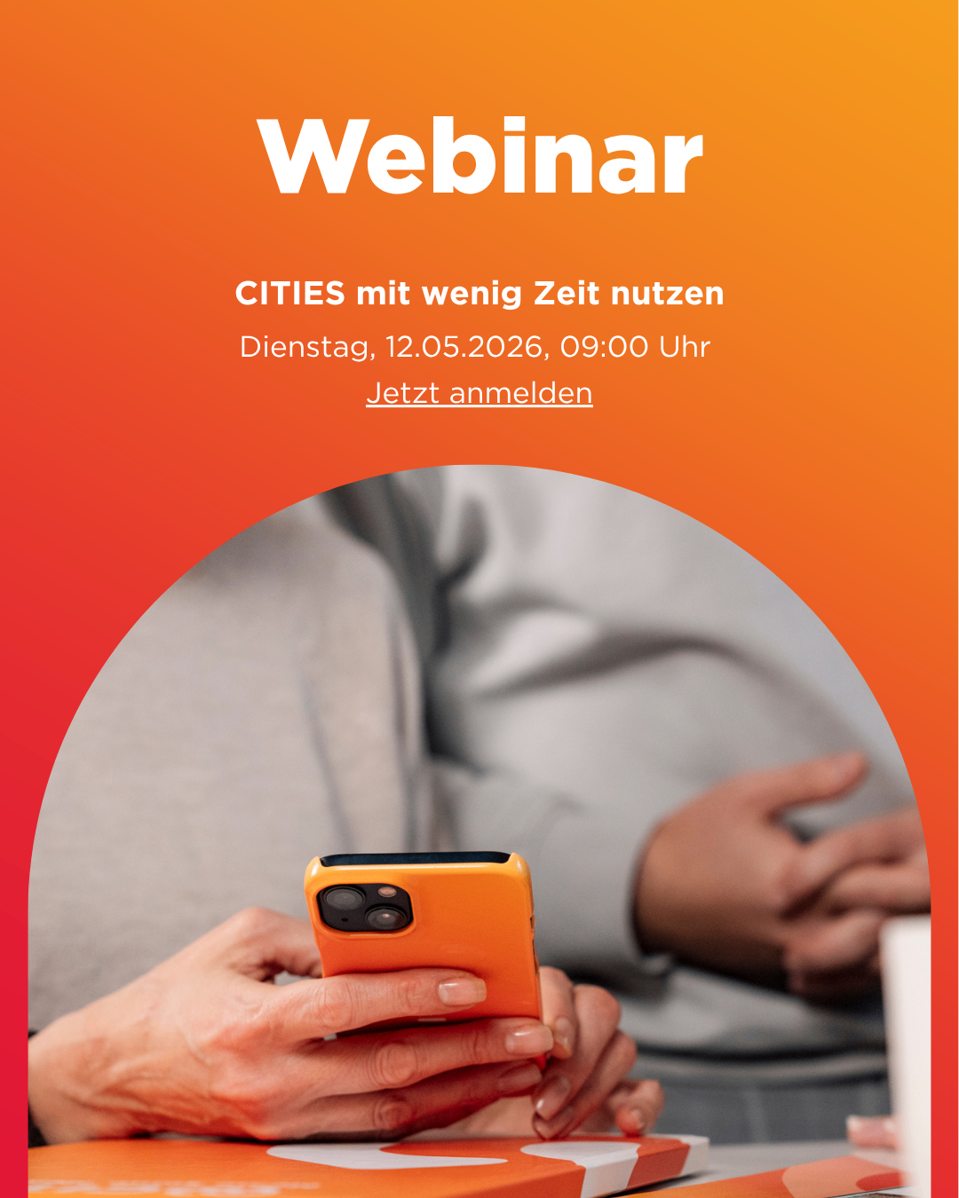 Webinar-Poster zeigt 'CITIES mit wenig Zeit nutzen' auf hellem orangefarbenem Hintergrund. Unten links hält jemand ein oranges Telefon. Datum ist 12.05.2026, 09:00 Uhr. Jetzt anmelden.