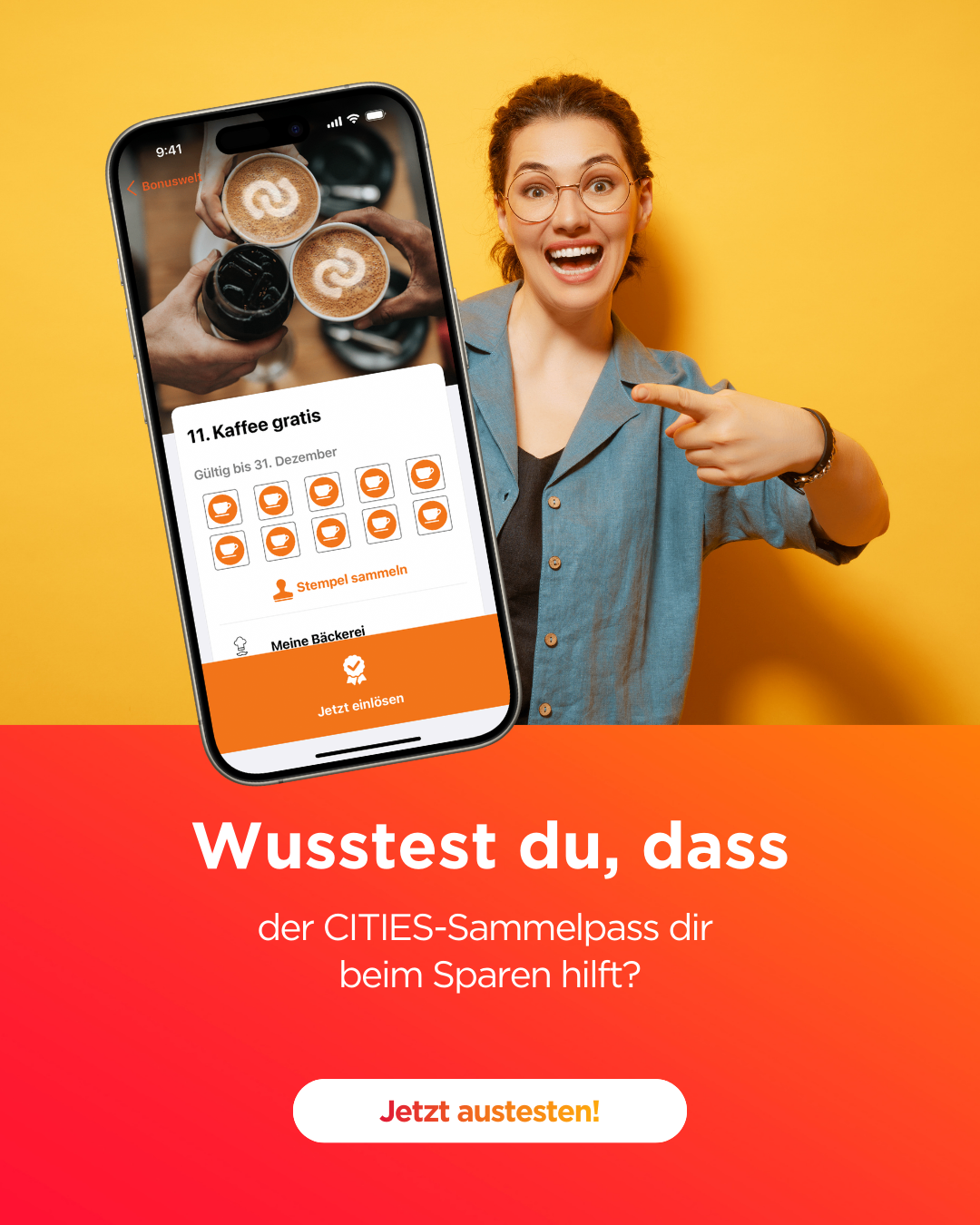 Eine Frau hält ein Smartphone mit einer App, die Kaffee-Icons und eine Nachricht über kostenlosen Kaffee anzeigt. Sie zeigt mit einem fröhlichen Ausdruck auf das Telefon. Der Text fragt, ob Sie wussten, dass der CITIES-Sparpass Ihnen beim Sparen hilft.