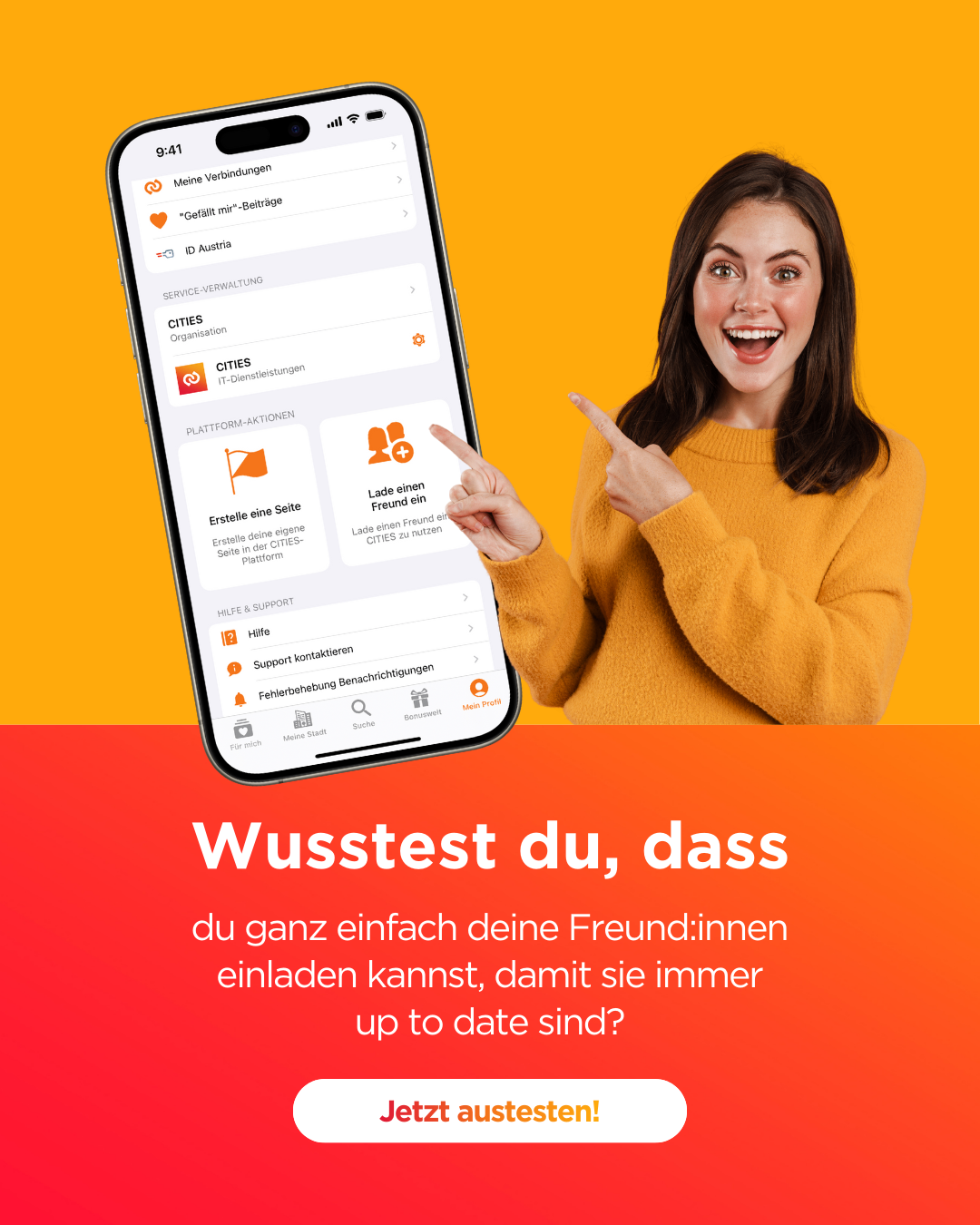 Eine lächelnde Frau hält ein Smartphone mit der Benutzeroberfläche einer Social-Media-App. Darunter steht der Text 'Wusstest du, dass du ganz einfach deine Freund:innen einladen kannst, damit sie immer up to date sind?'.