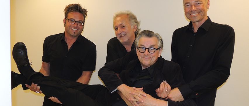 Bild enthält, People, Person, Finger, Adult, Male, Man, Pants, Face, Shoe, Suit