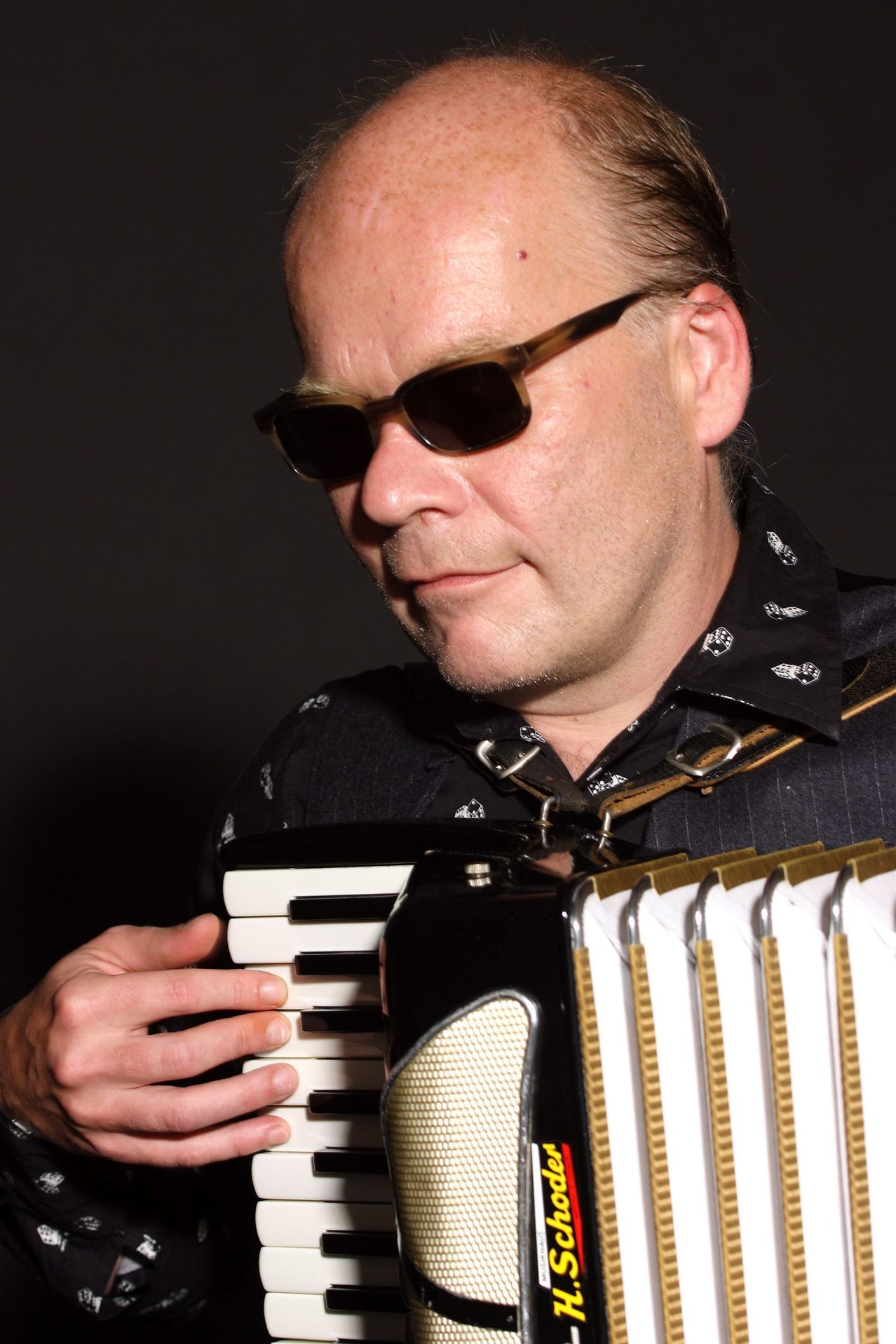 Bild enthält, Sunglasses, Finger, Hand, Person, Adult, Male, Man, Face, Musical Instrument, Accordion