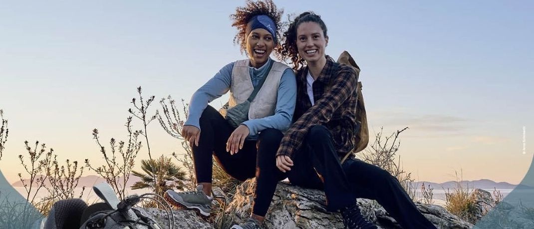 Bild enthält, Shoe, Photography, Sneaker, Person, Portrait, Rock, Pants, Advertisement, Outdoors, Nature
