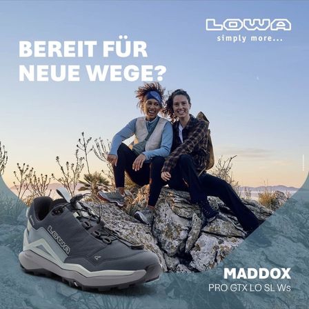Bild enthält, Shoe, Photography, Sneaker, Person, Portrait, Rock, Pants, Advertisement, Outdoors, Nature