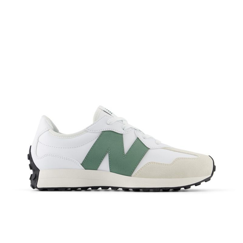 Weiße und grüne New Balance 574 Sneakers mit schwarzer Sohle und grünem 'N' Logo an der Seite.