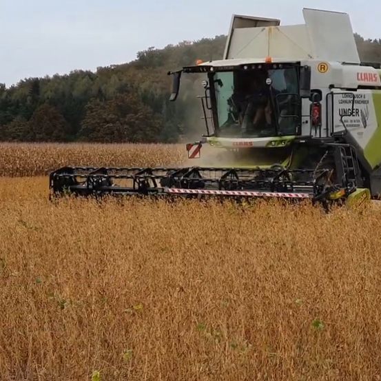 Bild enthält, Nature, Outdoors, Countryside, Rural, Farm, Harvest, Bulldozer, Machine, Wheel, Aerial View