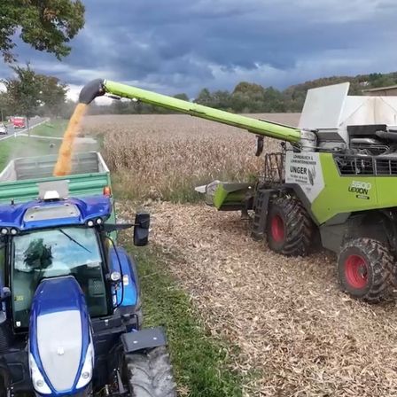 Bild enthält, Nature, Outdoors, Countryside, Rural, Farm, Architecture, Turret, Wheel, Aerial View, Harvest