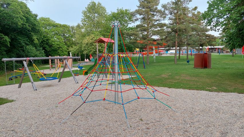 Bild enthält, Outdoor Play Area, Outdoors, Play Area, Person, Grass, Plant, Nature, Park