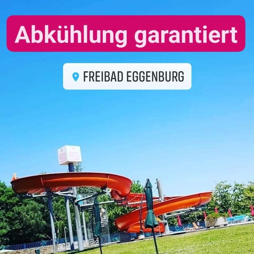 Ein Bild eines Freibads mit einer großen orangefarbenen Wasserrutsche. Der Text lautet 'Abkühlung garantiert' und 'Freibad Eggenburg'. Es gibt Sonnenschirme und Liegestühle in der Nähe. Der Himmel ist klar und blau.