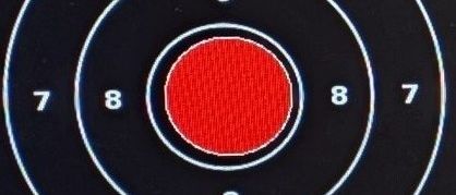 Schwarzes Ziel mit nummerierten konzentrischen Kreisen, das Zentrum ist mit einem roten Bullauge markiert, und die Zahlen 7 und 8 sind an verschiedenen Stellen um das Ziel herum positioniert.