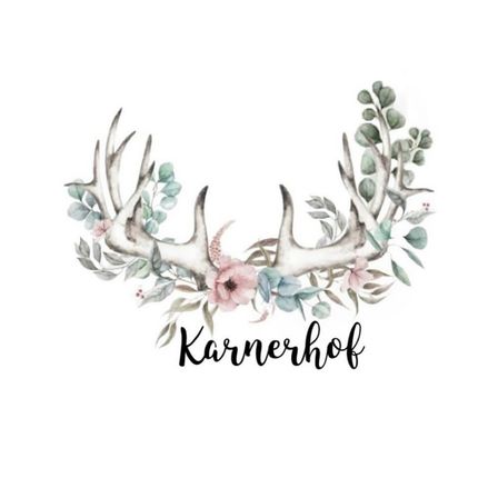 Eine Illustration der Geweihe eines Hirsches, geschmückt mit Blumen und Blättern, beschriftet mit 'Karnerhof'.