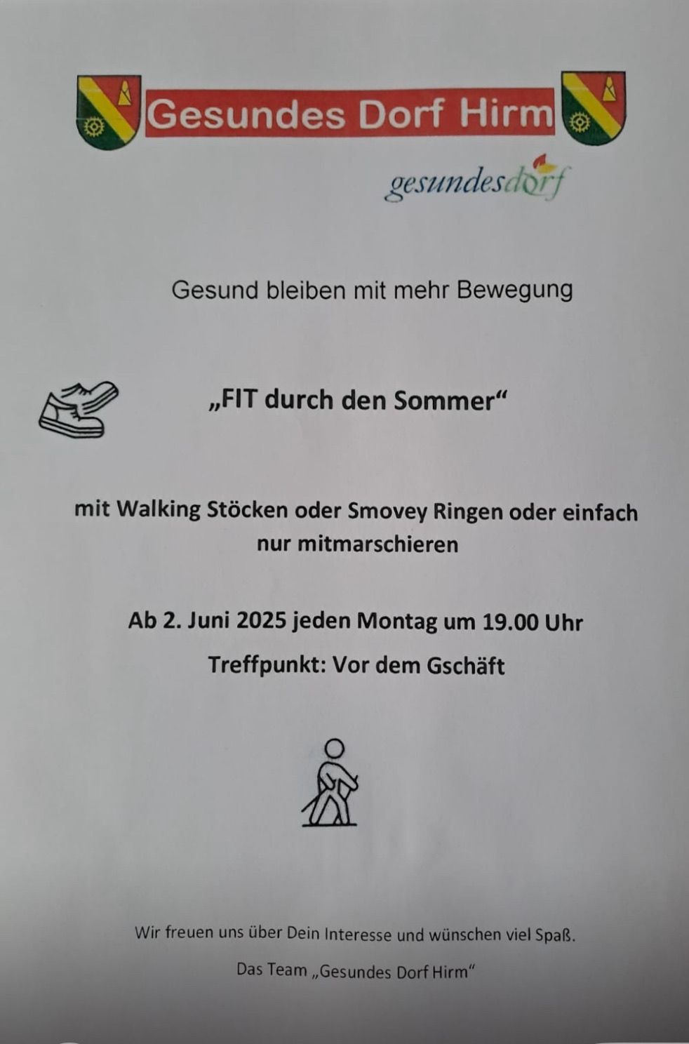 Ein Flyer für ein Fitnessprogramm mit dem Titel 'FIT durch den Sommer'. Es ermutigt dazu, durch Gehen fit zu bleiben. Das Programm beginnt am 2. Juni 2025, jeden Montag um 19.00 Uhr. Der Treffpunkt ist vor einem Geschäft.