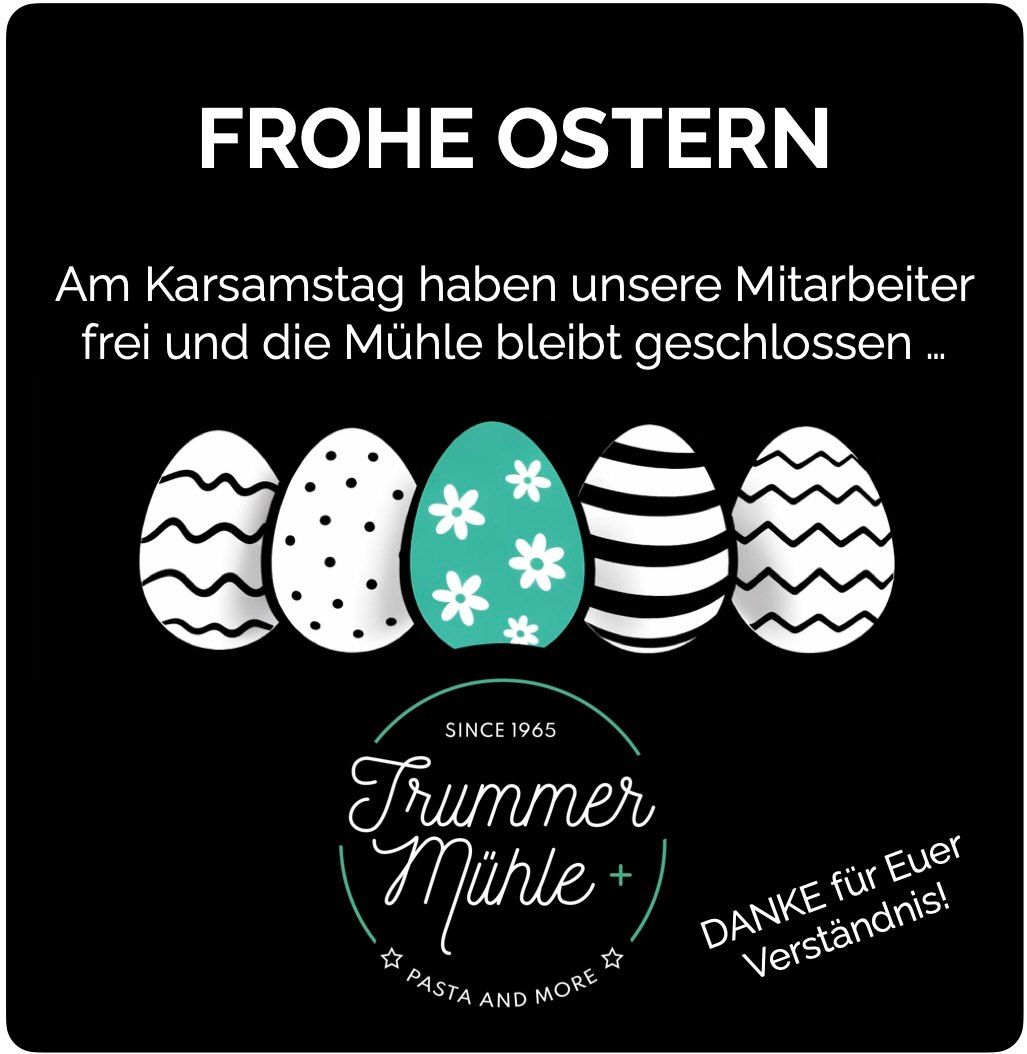 Ein schwarzes Plakat mit dem Titel 'Frohe Ostern'. Es steht 'Am Karsamstag haben unsere Mitarbeiter frei und die Mühle bleibt geschlossen'. Unten sind fünf Ostereier mit Designs. Der Text 'Trummer Mühle+' ist unten in der Mitte. Der Text 'SINCE 1965' ist unten links. Der Text 'DANKE für Euer Verständnis!' ist unten rechts.