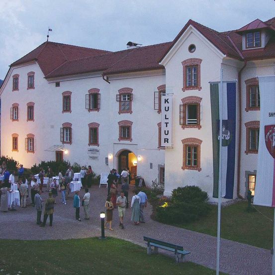 Bild enthält, Monastery, House, Housing, Villa, Grass, Person, Bench, Hotel