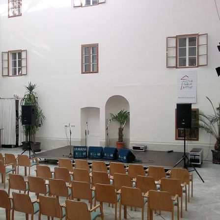 Bild enthält, People, Crowd, Building, Indoors, School, Classroom, Chair, Audience, Lecture, Hall