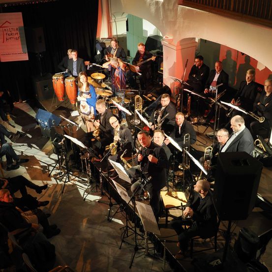 Bild enthält, Indoors, Group Performance, Music, Music Band, Musician, Performer, Person, Adult, Male, Man