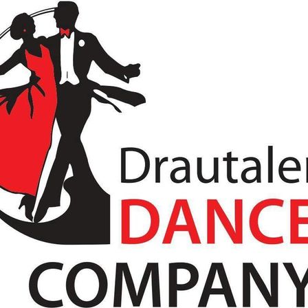 Ein Logo der Drautaler Dance Company mit einer Silhouette eines tanzenden Paares. Der Mann trägt einen Frack und eine Schleife, die Frau ein rotes Kleid. Der Text ist in fetter, schwarzer und roter Schrift.