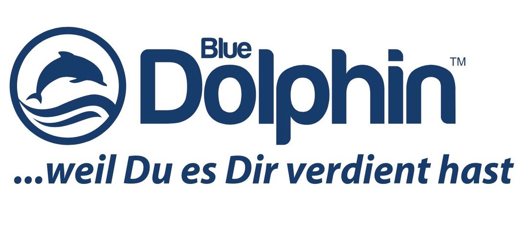 Das Blue Dolphin Logo zeigt einen stilisierten Delfin in einem blauen Kreis, mit 'Blue Dolphin' in blauer Schrift darunter. Der Satz 'Dail Du es Dir ver' steht unterhalb des Logos.