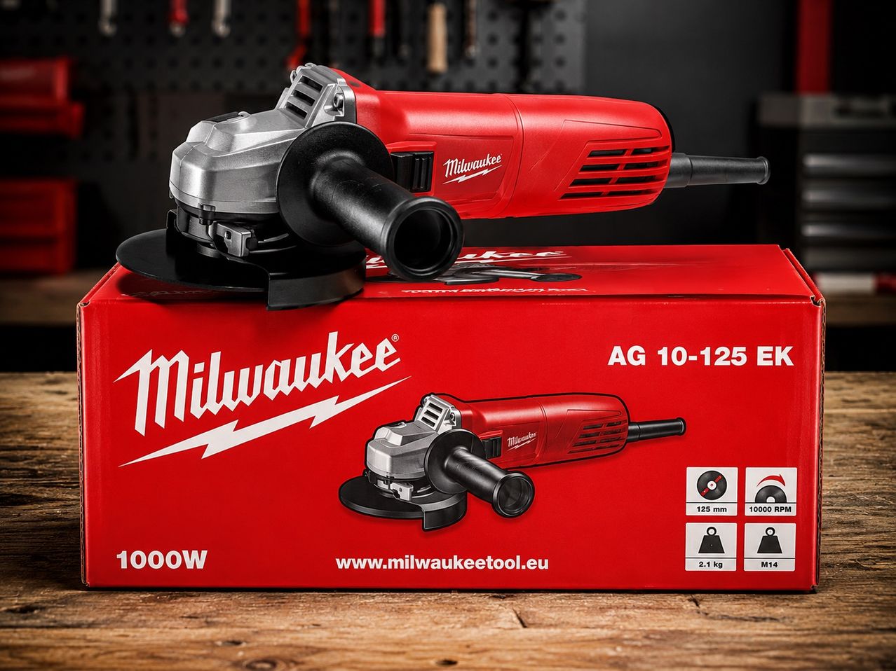 Ein roter Milwaukee Winkelschleifer wird auf einer roten Schachtel mit Logo gezeigt. Der Schleifer hat eine 10000 U/min und einen 125 mm Scheibendurchmesser. Die Schachtel hat auch die Modellnummer AG 10-125 EK und eine 1000 W Leistung.