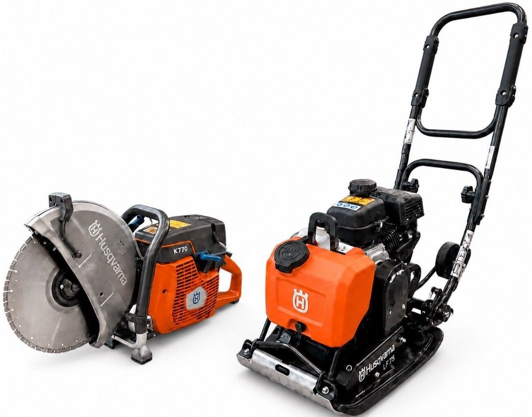 Zwei orangefarbene und schwarze Husqvarna-Maschinen sind auf weißem Hintergrund zu sehen. Eine ist eine Kreissäge mit einer grauen Klinge und die andere ist ein Verdichter mit schwarzem Griff.