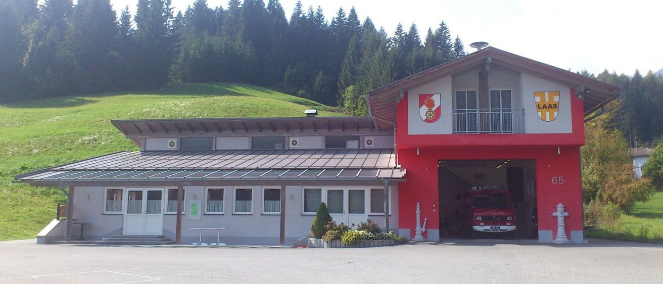 Bild enthält, Transportation, Truck, Vehicle, Fire Station, Fire Truck, Fire Hydrant, Hydrant, Architecture, Building