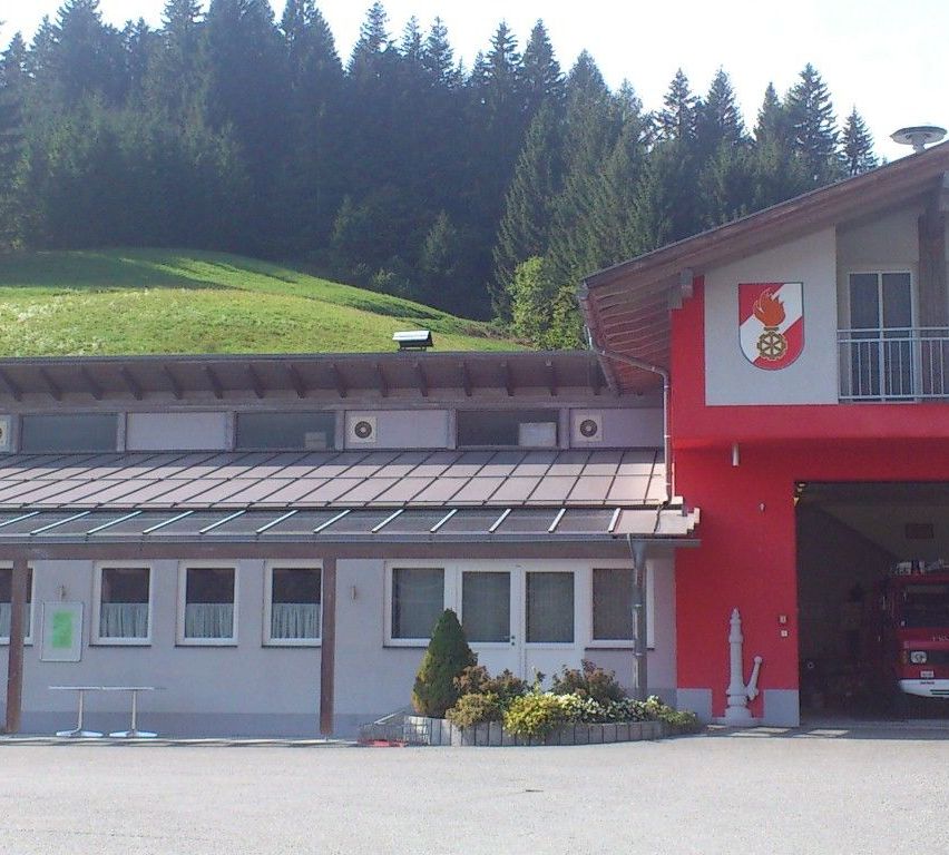 Bild enthält, Transportation, Truck, Vehicle, Fire Station, Fire Truck, Fire Hydrant, Hydrant, Architecture, Building