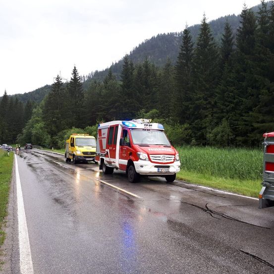 Bild enthält, Transportation, Vehicle, Truck, Car, Moving Van, Van, Machine, Wheel