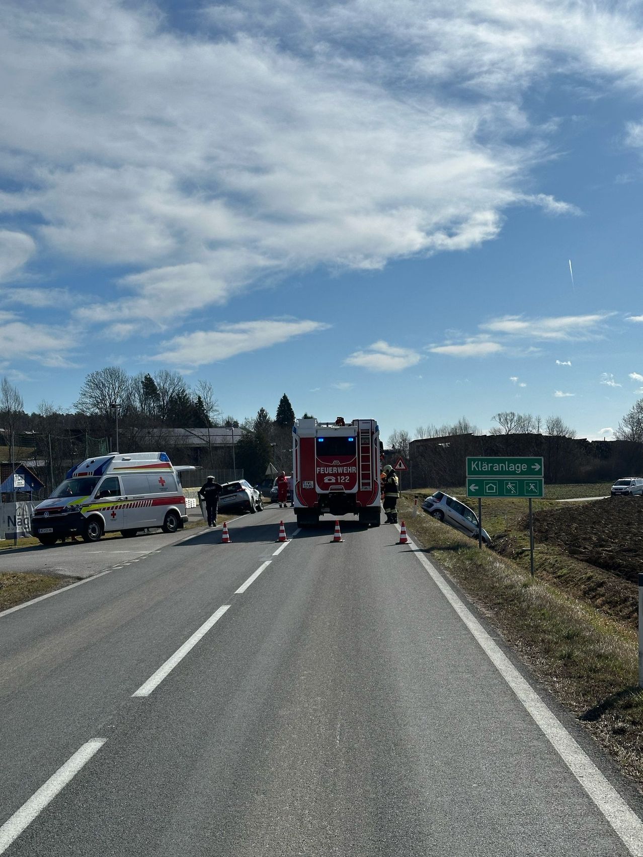 Bild enthält, Road, Freeway, Highway, Person, Car, Vehicle, Fire Truck, Tarmac, Road Sign, Symbol
