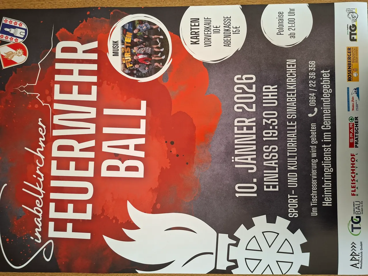 Plakat für einen Ball-Event am 10. Januar 2026 von 21:30 Uhr bis 01:00 Uhr. Es zeigt ein Gruppenfoto von Menschen, Veranstaltungsdetails und Kontaktinformationen.