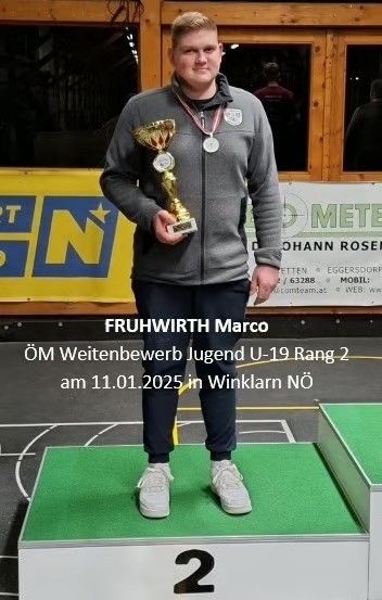 Bild enthält, Adult, Male, Man, Person, Trophy, Hoodie, Sweater, Sweatshirt, Shoe, Sneaker