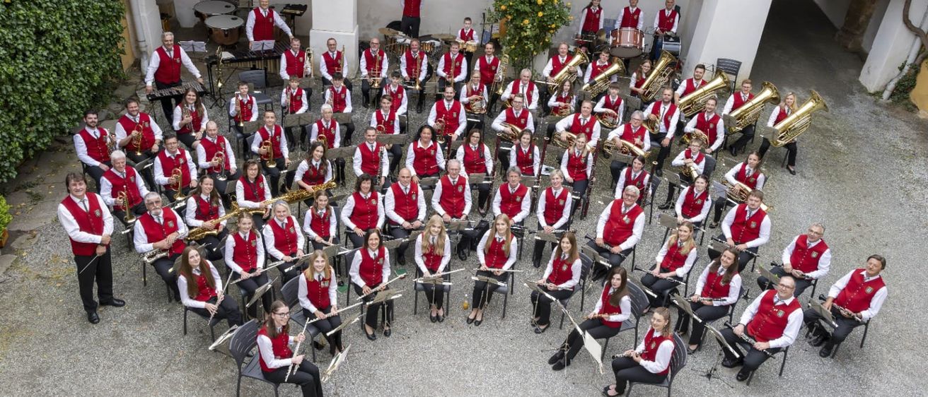 Bild enthält, Group Performance, Leisure Activities, Music, Music Band, Musical Instrument, Musician, Performer, Person, People, Indoors