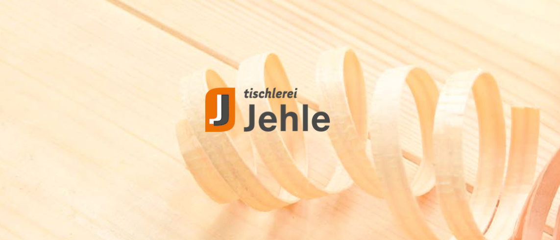 Das Logo für Tischlerei Jehle, mit einer Spirale aus Holzstreifen auf einem hölzernen Hintergrund. Der Buchstabe J ist in Orange hervorgehoben.
