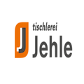 Das Logo von Tischlerei Jehle zeigt einen stilisierten Buchstaben J in Orange, vor weißem Hintergrund. Der Begriff 'Tischlerei' steht in Grau über dem Buchstaben J und 'Jehle' steht in Grau darunter.