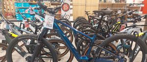 Bild enthält, Bicycle, Mountain Bike, Transportation, Vehicle, Machine, Wheel, Person, Architecture, Building, Factory