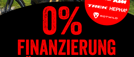 Zwei Personen fahren Elektroräder auf einem Grasfeld. Unten zeigt ein roter Kreis Logos von Marken wie KTM, Trek und Rotwild. Der Text lautet '0% Finanzierung für dein E-Bike ohne Zinsen, ohne Anzahlung.'
