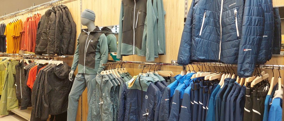 Bild enthält, Clothing, Coat, Jacket, Pants, Adult, Male, Man, Person, Jeans, Shop