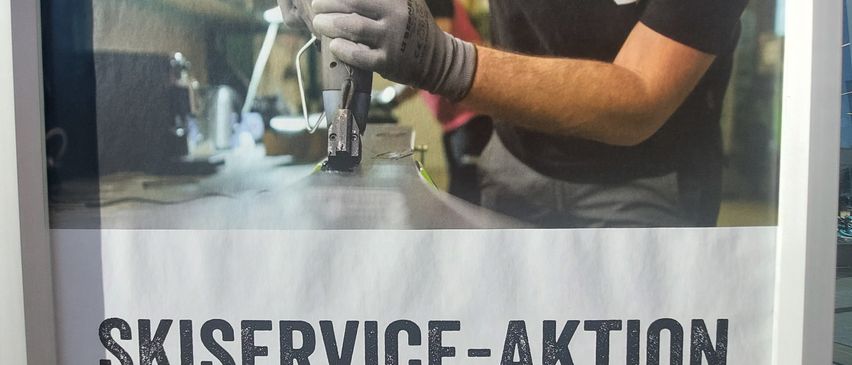 Bild enthält, Advertisement, Poster, Adult, Male, Man, Person, Face, Head, Clothing, Glove