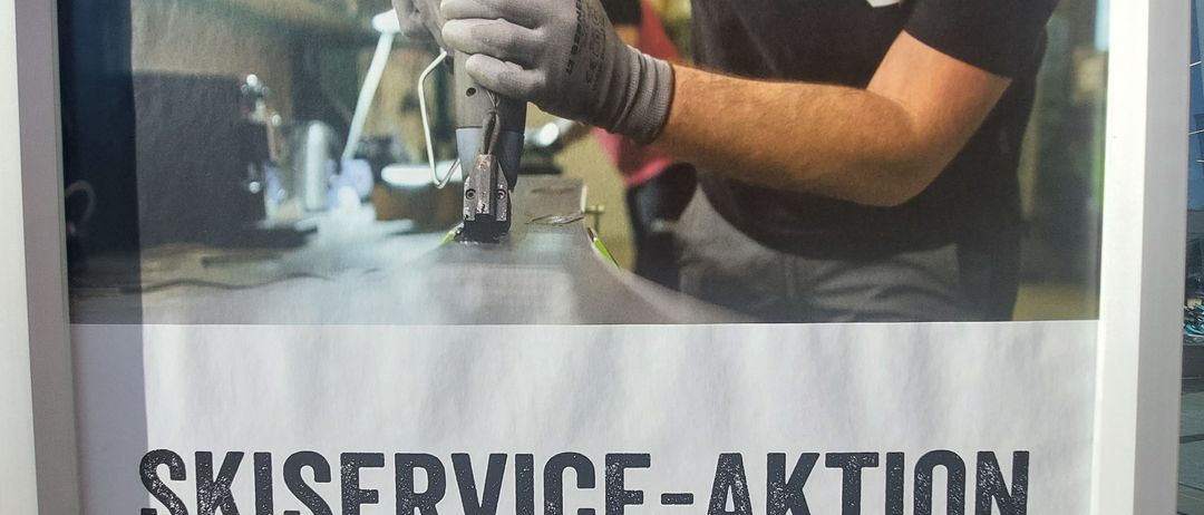 Bild enthält, Advertisement, Poster, Adult, Male, Man, Person, Face, Head, Clothing, Glove