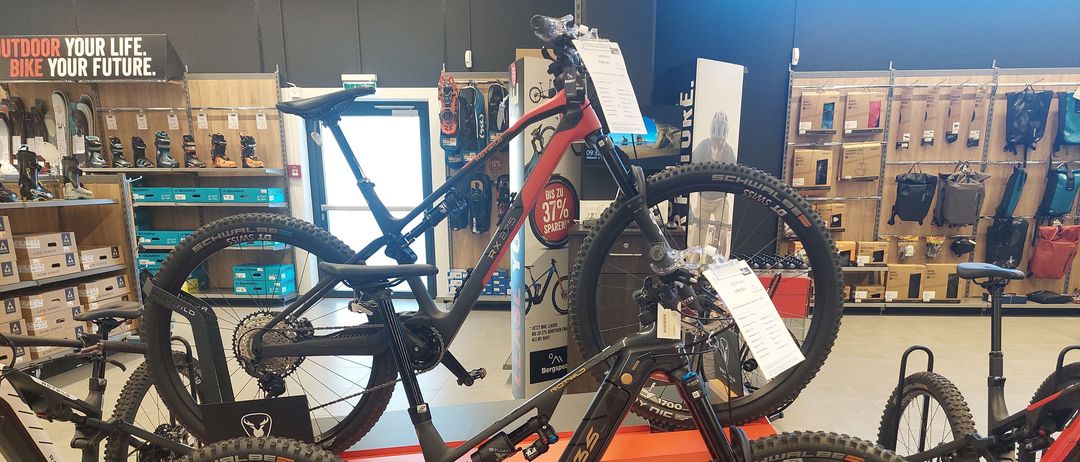 Bild enthält, Machine, Wheel, Bicycle, Mountain Bike, Transportation, Vehicle, Person, Factory, Motorcycle, Workshop