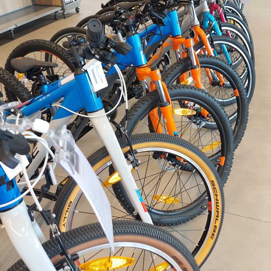 Bild enthält, Person, E-scooter, Transportation, Vehicle, Bicycle, Machine, Wheel