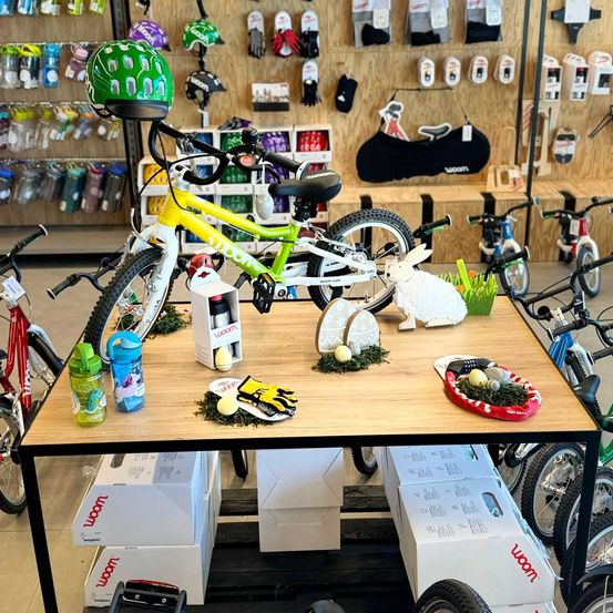 Bild enthält, Furniture, Table, Tabletop, Factory, Manufacturing, Workshop, Stained Wood, Wheel, Desk, Helmet