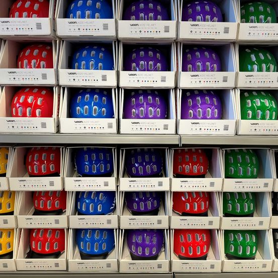 Bild enthält, Helmet, Shelf, Indoors, Box, Tape, Playing American Football, Text, First Aid, Machine