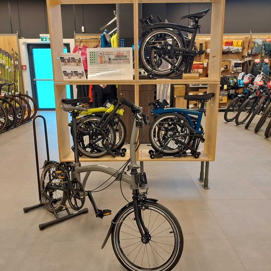 Bild enthält, Factory, Manufacturing, Workshop, Bicycle, Wheel, Indoors, Person, Box, Shop