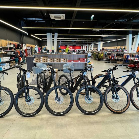 Bild enthält, Indoors, Shop, Machine, Wheel, Bicycle, Vehicle, Person, Grocery Store, Market, Supermarket