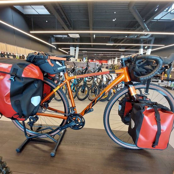 Bild enthält, First Aid, Indoors, Person, Bag, Handbag, Wheel, Bicycle