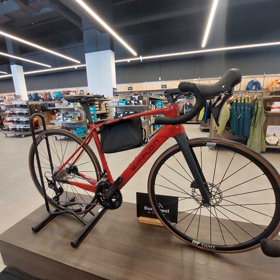 Bild enthält, Indoors, Person, Bicycle, Vehicle, Shop, Wheel, Grocery Store, Market, Supermarket, Handbag