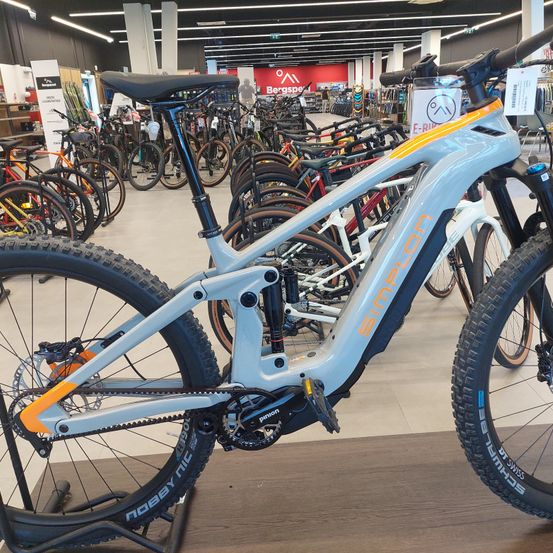 Bild enthält, Machine, Wheel, Bicycle, Mountain Bike, Transportation, Vehicle, Person, Factory, Manufacturing, Workshop